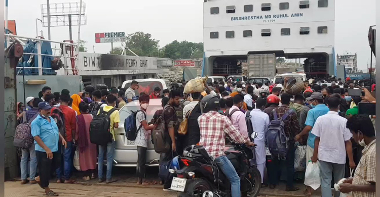 দৌলতদিয়ায় যাত্রীর চাপ থাকলেও ফেরি চলাচল স্বাভাবিক