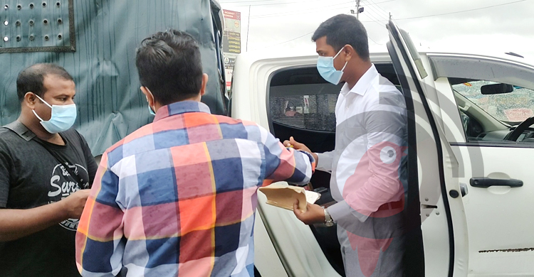 গাড়িতে ‘সরকারি স্টিকার’ লাগিয়ে ফেরিঘাটে প্রবেশের চেষ্টা, জরিমানা
