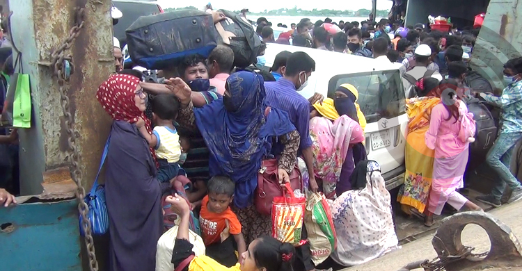 বাংলাবাজারে ঢাকামুখী যাত্রীদের চাপ, ঘাটে আটকা ৮ শতাধিক পরিবহন