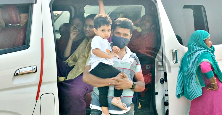 শিমুলিয়ায় ঘরমুখোদের চাপ, বিকল একটি ফেরি