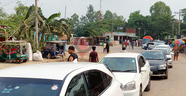 পাটুরিয়ায় পারের অপেক্ষায় তিন শতাধিক ছোট গাড়ি
