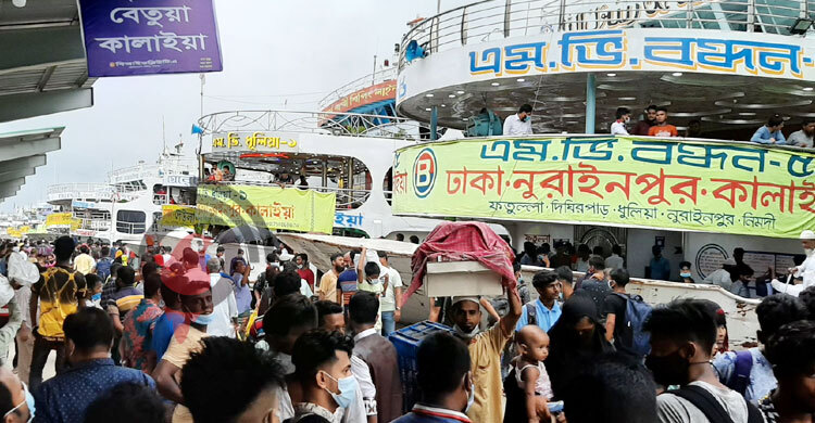 গাদাগাদি করে লঞ্চে উঠছেন যাত্রীরা, স্বাস্থ্যবিধির বালাই নেই