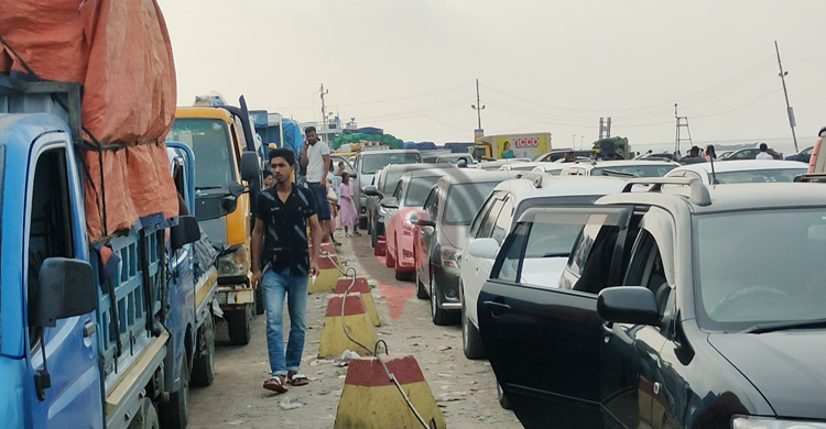শিমুলিয়ায় যানবাহনের সঙ্গে বাড়ছে ভোগান্তি