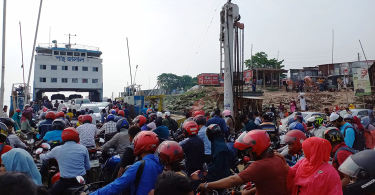 দৌলতদিয়ায় বেড়েছে ঢাকামুখী যাত্রী-যানবাহনের চাপ