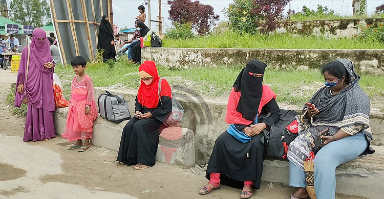 মাওয়া-গুলিস্তান ভাড়া এক হাজার, পায়ে হেঁটেই আসছেন অনেকে