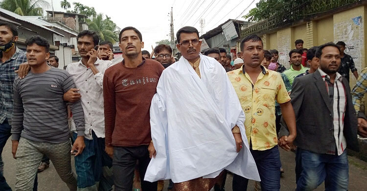 কাফনের কাপড় পরে প্রতীক আনতে যাওয়ার পথে হামলার শিকার