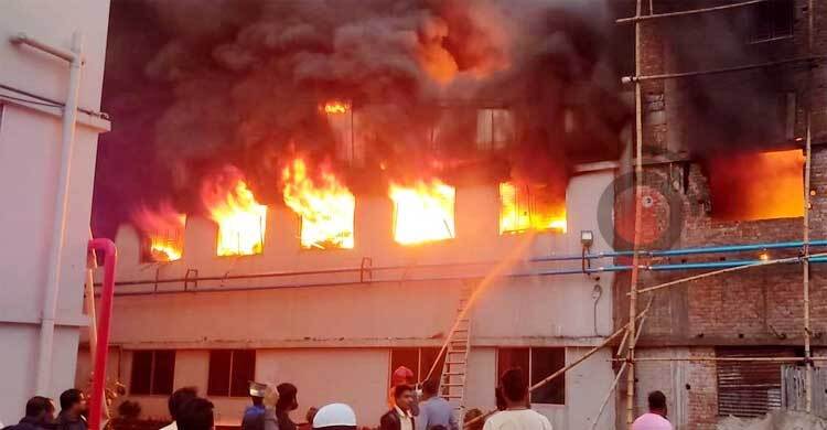 নারায়ণগঞ্জে পোশাক কারখানায় ভয়াবহ আগুন, নিয়ন্ত্রণে ১০ ইউনিট