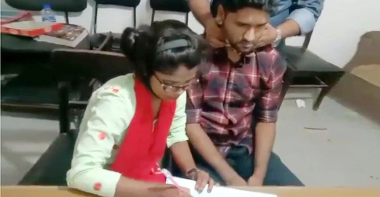 কলেজছাত্রকে তুলে নিয়ে বিয়ে করা সেই তরুণী ফিরলেন বাবার বাড়ি