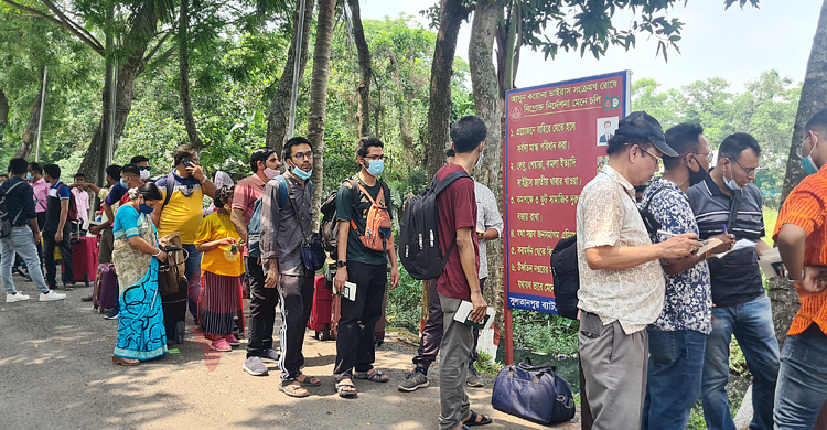 আখাউড়া দিয়ে একদিনে যাত্রী যাতায়াতে রেকর্ড