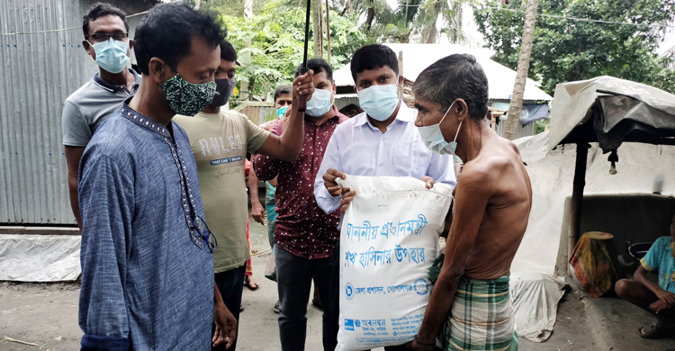 বৃষ্টিতে ভিজে অসহায় রঞ্জনের বাড়িতে খাদ্যসামগ্রী নিয়ে গেলেন ইউএনও