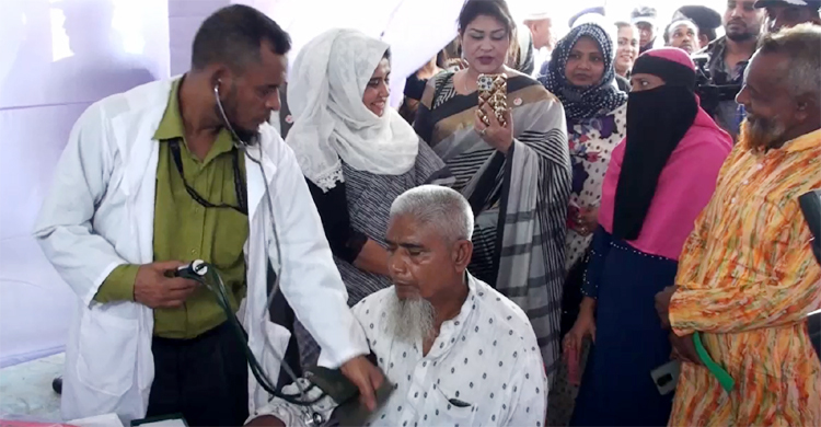 টুঙ্গিপাড়ায় ১২০০ অসহায়কে ফ্রি চিকিৎসাসেবা দিলো পুনাক