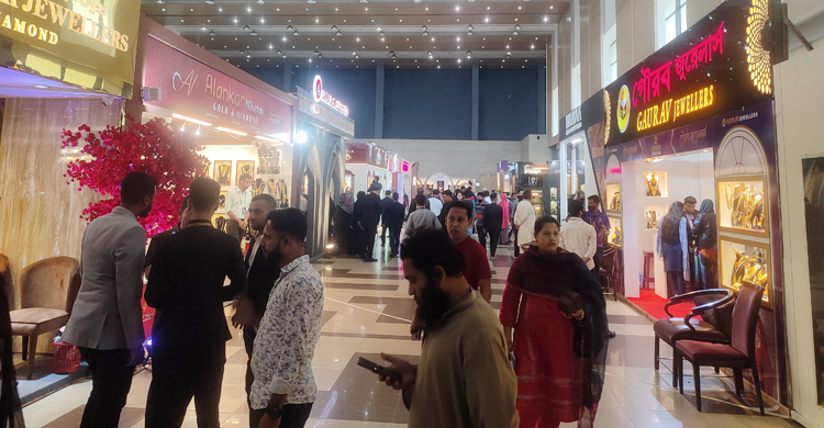 ছুটির দিনে বেড়েছে ক্রেতা-দর্শনার্থী