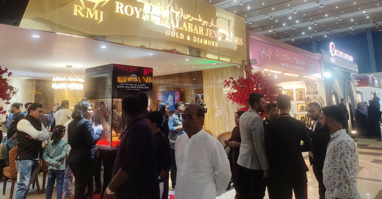 ছুটির দিনে বেড়েছে ক্রেতা-দর্শনার্থী