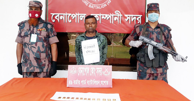 কোমরের বেল্টে কোটি টাকার স্বর্ণ