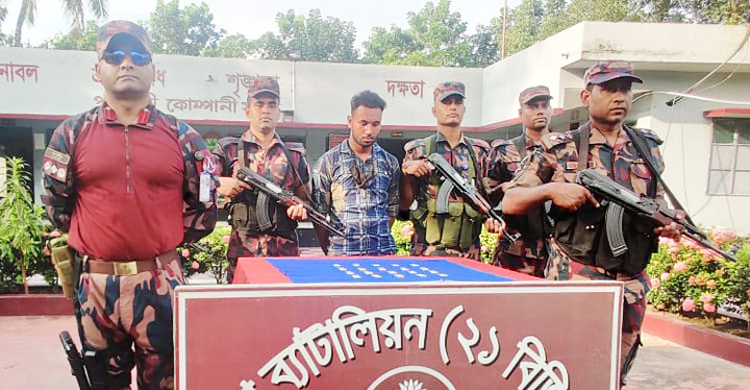 পুটখালি সীমান্তে ২ কোটি টাকার স্বর্ণসহ যুবক গ্রেফতার