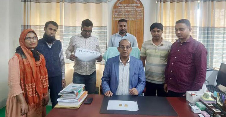 বেনাপোলে যাত্রীর জুতার ভেতর মিললো সোনা