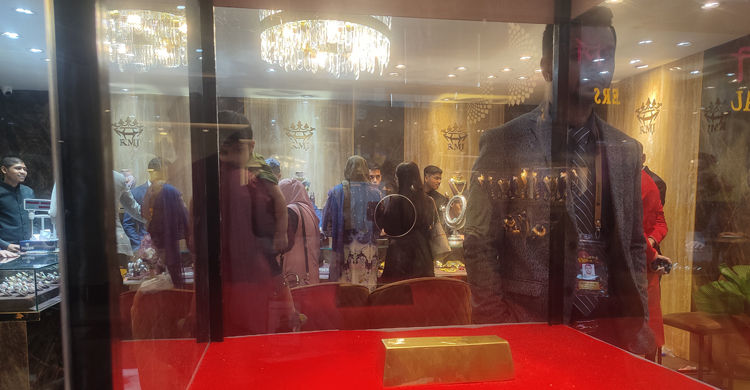 ছুটির দিনে বেড়েছে ক্রেতা-দর্শনার্থী