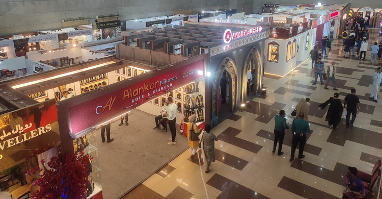 ছুটির দিনে বেড়েছে ক্রেতা-দর্শনার্থী