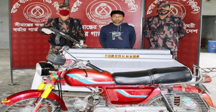 শার্শায় প্যান্টের ভেতরে মিললো ১০টি স্বর্ণের বার