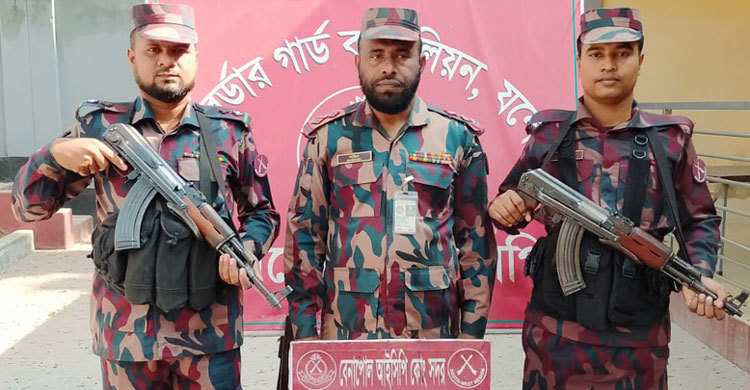 স্কুল ব্যাগে মিলল ৩১ লাখ টাকা মূল্যের স্বর্ণ