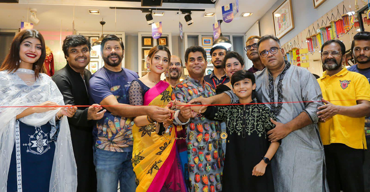 বিশ্বরঙের আয়োজনে এলো গলুই সিনেমার পোশাক