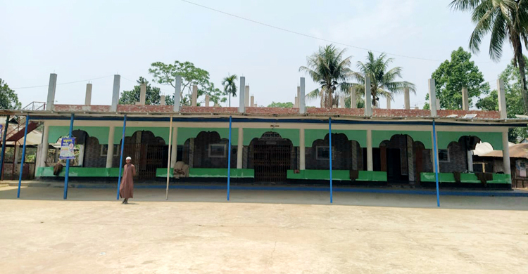 পাহাড়ি জনপদে ঐক্যের প্রতীক গোমতি বাজার শাহী জামে মসজিদ