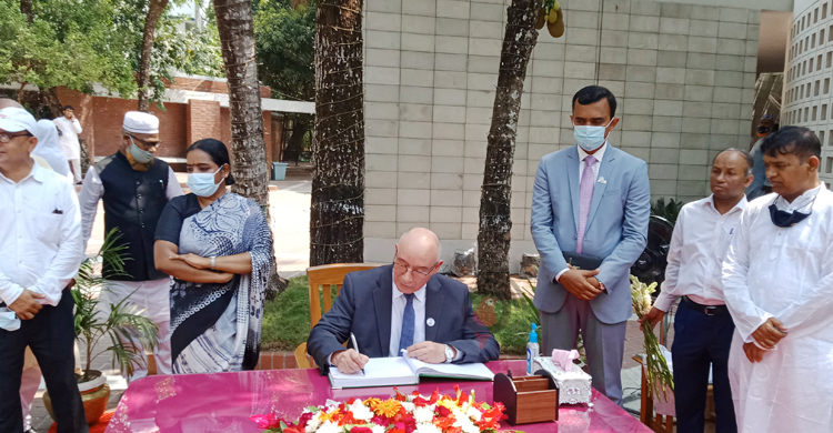 বঙ্গবন্ধুর সমাধিতে বাংলাদেশে নিযুক্ত ডিপ্লোমেটিক কোরের শ্রদ্ধা