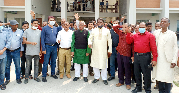 শেখ হাসিনাকে হত্যাচেষ্টা মামলার রায় : কোটালীপাড়ায় মিষ্টি বিতরণ