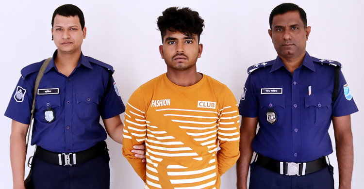 ৯০০ ইয়াবাসহ মাদক ব্যবসায়ী গ্রেফতার