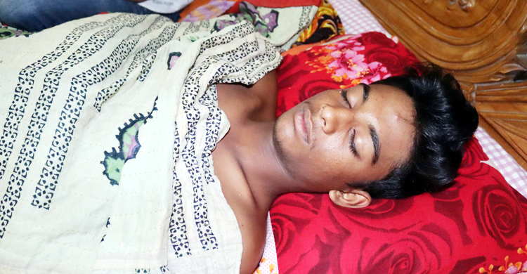 শিক্ষকের হাতে-পায়ে ধরেও ক্ষমা পেল না এতিম শিক্ষার্থী মৃদুল