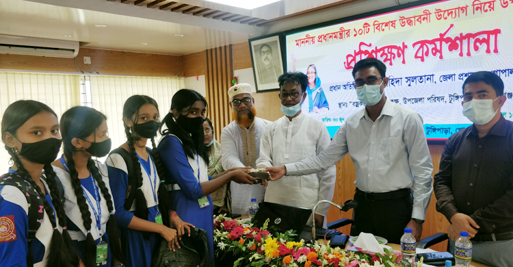 টিফিনের টাকা বাঁচিয়ে বন্যার্তদের পাশে দাঁড়ালো স্কুল শিক্ষার্থীরা