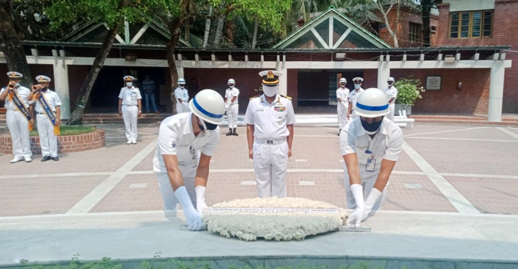 বঙ্গবন্ধুর সমাধিতে ভারতীয় নৌবাহিনীর শ্রদ্ধা
