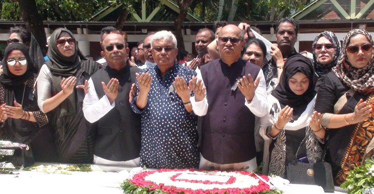 বঙ্গবন্ধুর সমাধিতে অ্যাটর্নি জেনারেলের শ্রদ্ধা