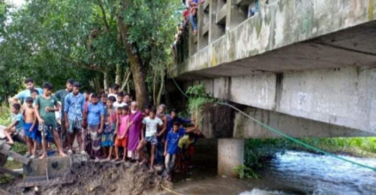 দুর্ভোগ লাঘবে উল্লাস করে বাঁধ কাটল এলাকাবাসী