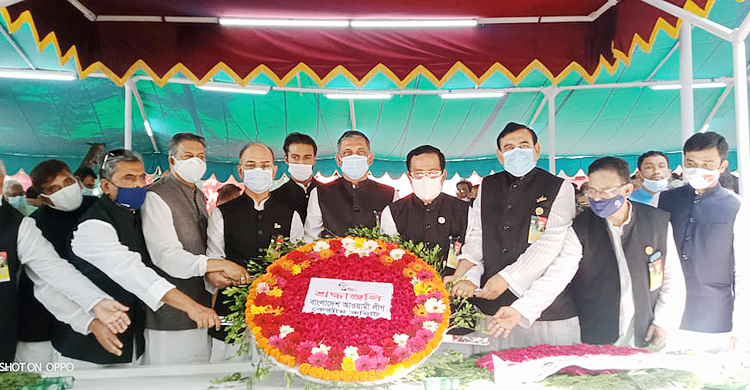 টুঙ্গিপাড়ায় রাষ্ট্রপতি ও প্রধানমন্ত্রীর পক্ষে শ্রদ্ধা