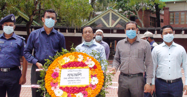 বঙ্গবন্ধুর সমাধিতে ভূমি আপিল বোর্ডের চেয়ারম্যানের শ্রদ্ধা
