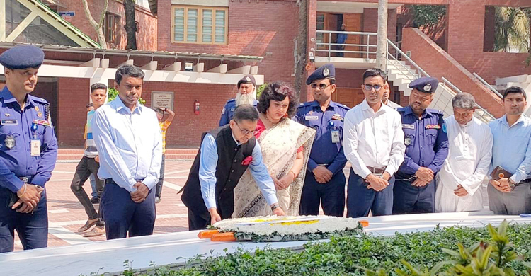 বঙ্গবন্ধুর সমাধিতে ভারতীয় হাইকমিশনারের শ্রদ্ধা