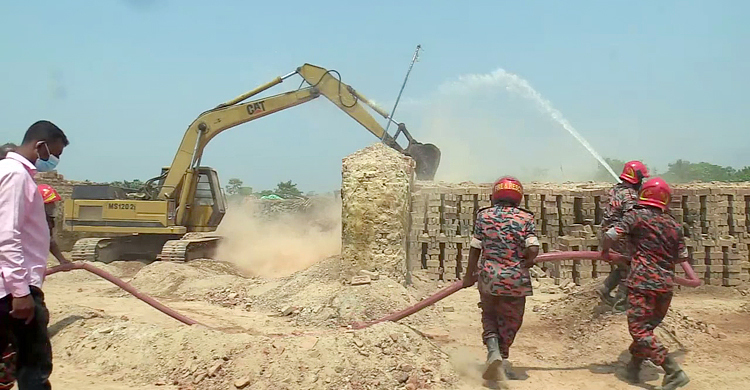 গোপালগঞ্জে ৩ ইটভাটা গুঁড়িয়ে দিলেন ভ্রাম্যমাণ আদালত