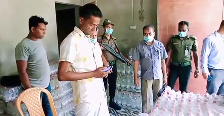 অস্বাস্থ্যকর পরিবেশে তৈরি হচ্ছে বোতলজাত পানি