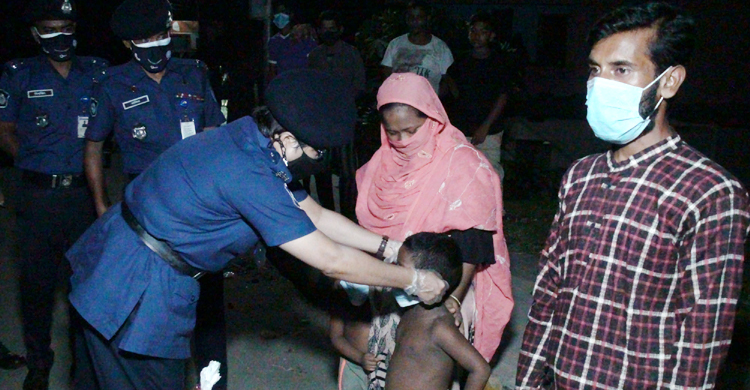 রাতের আঁধারে মানুষের পাশে পুলিশ সুপার