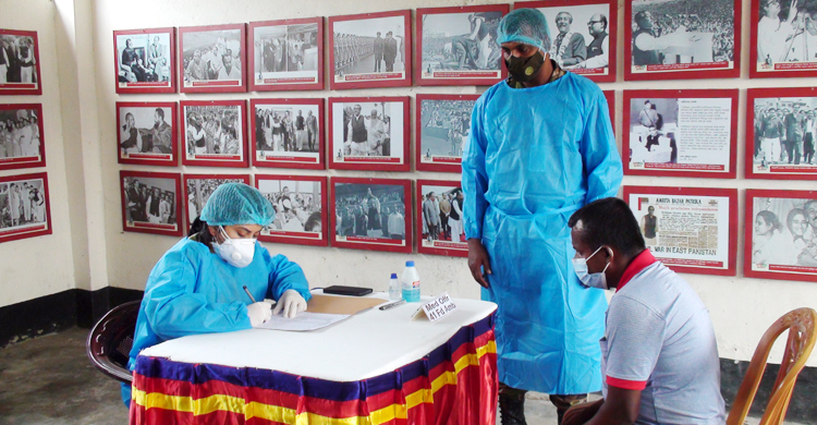 টুঙ্গিপাড়ায় সেনাবাহিনীর মেডিকেল ক্যাম্পেইন ও ত্রাণ বিতরণ