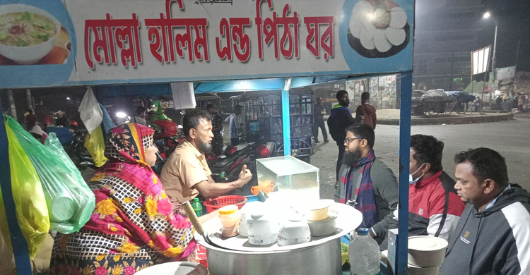 সন্ধ্যা হলেই পিঠা বিক্রির ধুম পড়ে রূপগঞ্জের রাস্তায়