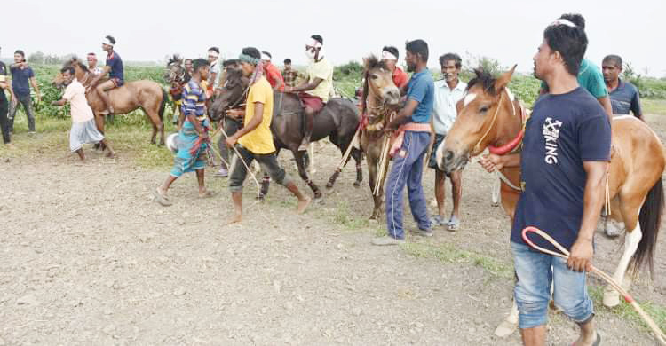বালিয়াকান্দিতে বর্ষবরণে ঘোড়দৌড় প্রতিযোগিতা