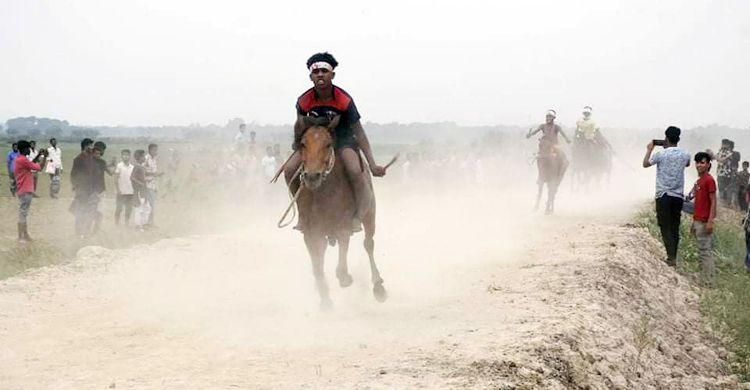 বালিয়াকান্দিতে বর্ষবরণে ঘোড়দৌড় প্রতিযোগিতা