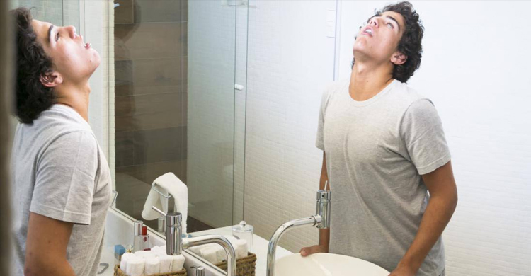 প্রতিদিন লবণ পানি দিয়ে গার্গল করা উচিত কেন?