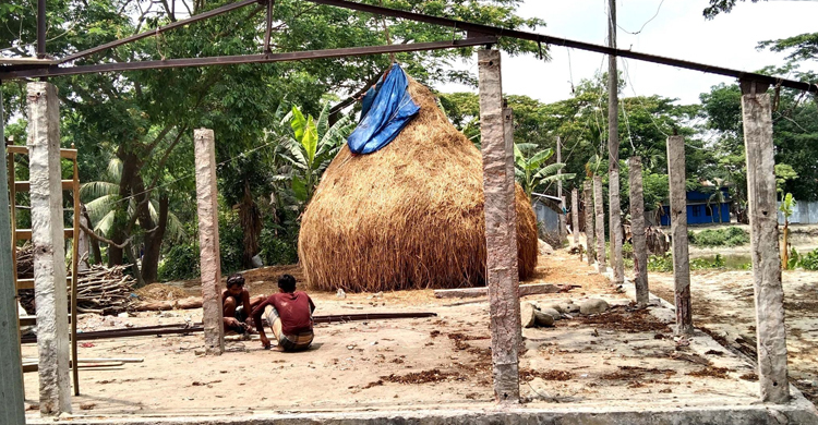 সরকারি আবাসনের ঘর ভেঙে বিক্রির অভিযোগ