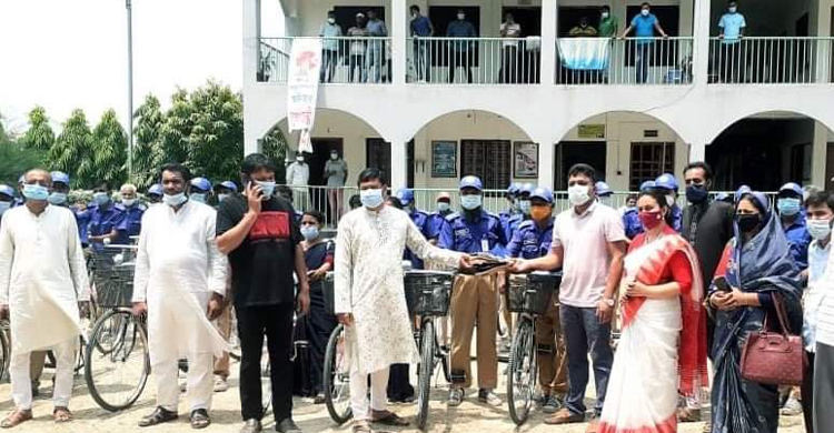 নতুন পোশাক-বাইসাইকেল পেল ৭০ গ্রাম পুলিশ