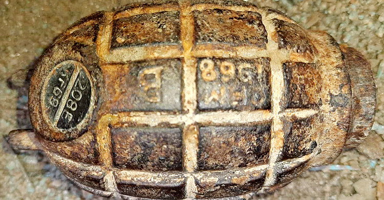 মাটি খুঁড়তে গিয়ে মিলল অবিস্ফোরিত হ্যান্ড গ্রেনেড