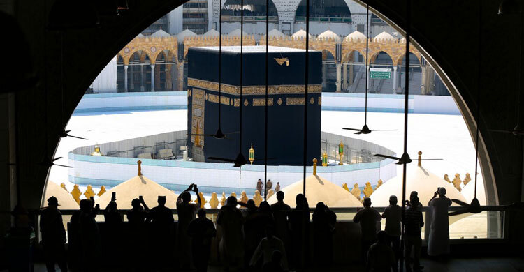 Driver rams car into gate of Mecca’s Grand Mosque