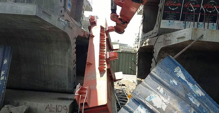 Elevated expressway guarder collapses, 4 injured